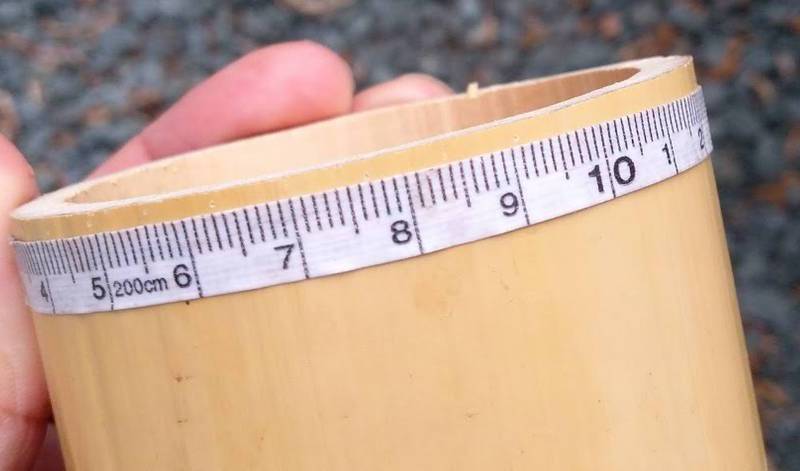 テープメジャーで竹に割る目印をつける ケガキ作業