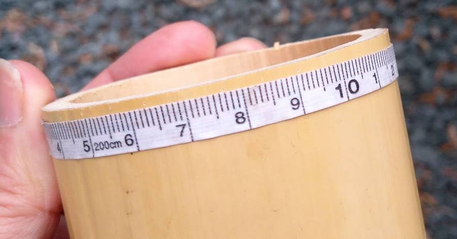 テープメジャーで竹に割る目印をつける　ケガキ作業